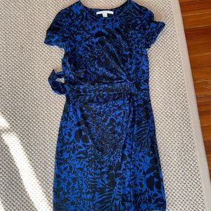 Diane Von Furstenberg Short Sleeve Tie Front Dress